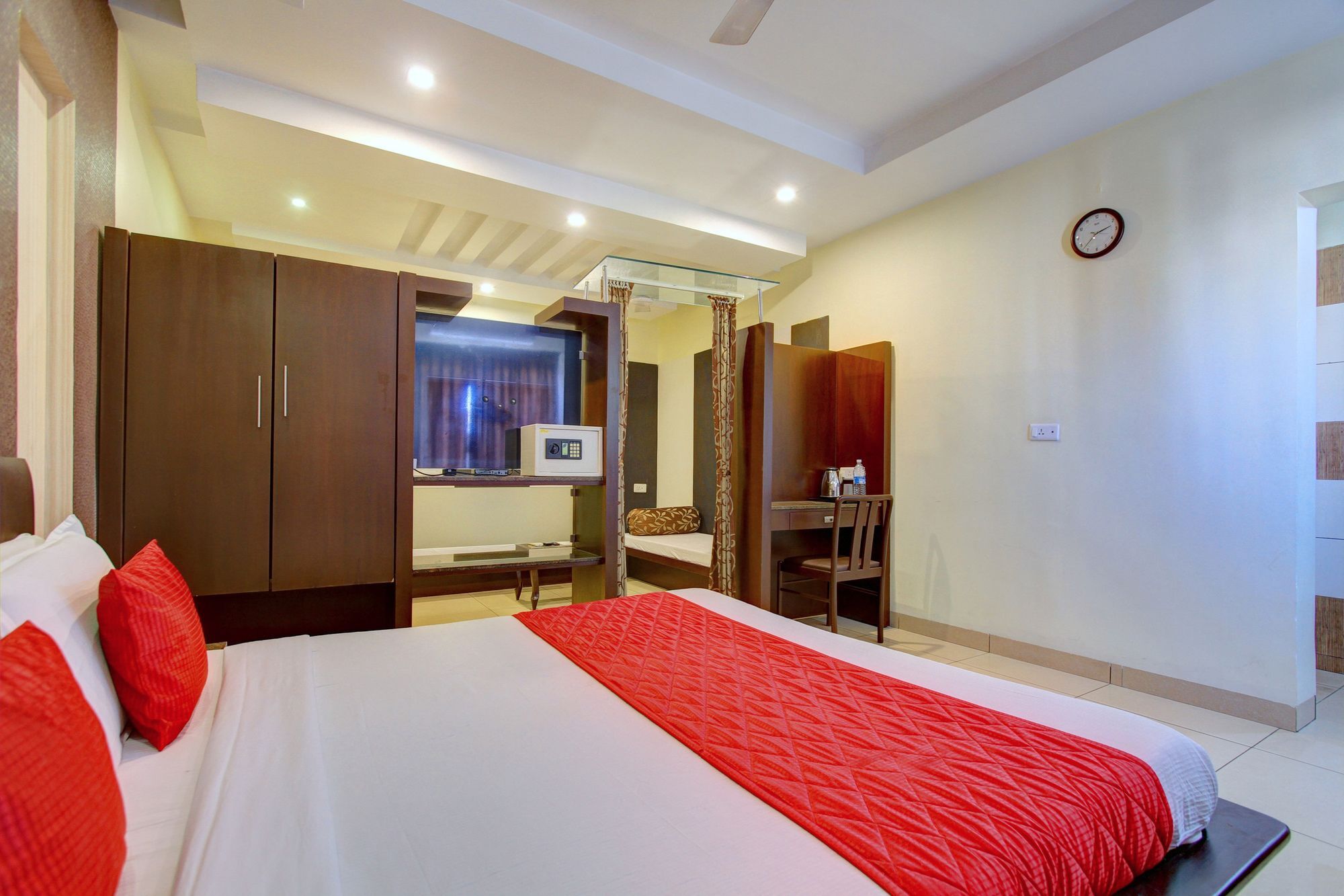 Oyo 4895 Abi Krishna Hotel Puducherry Buitenkant foto