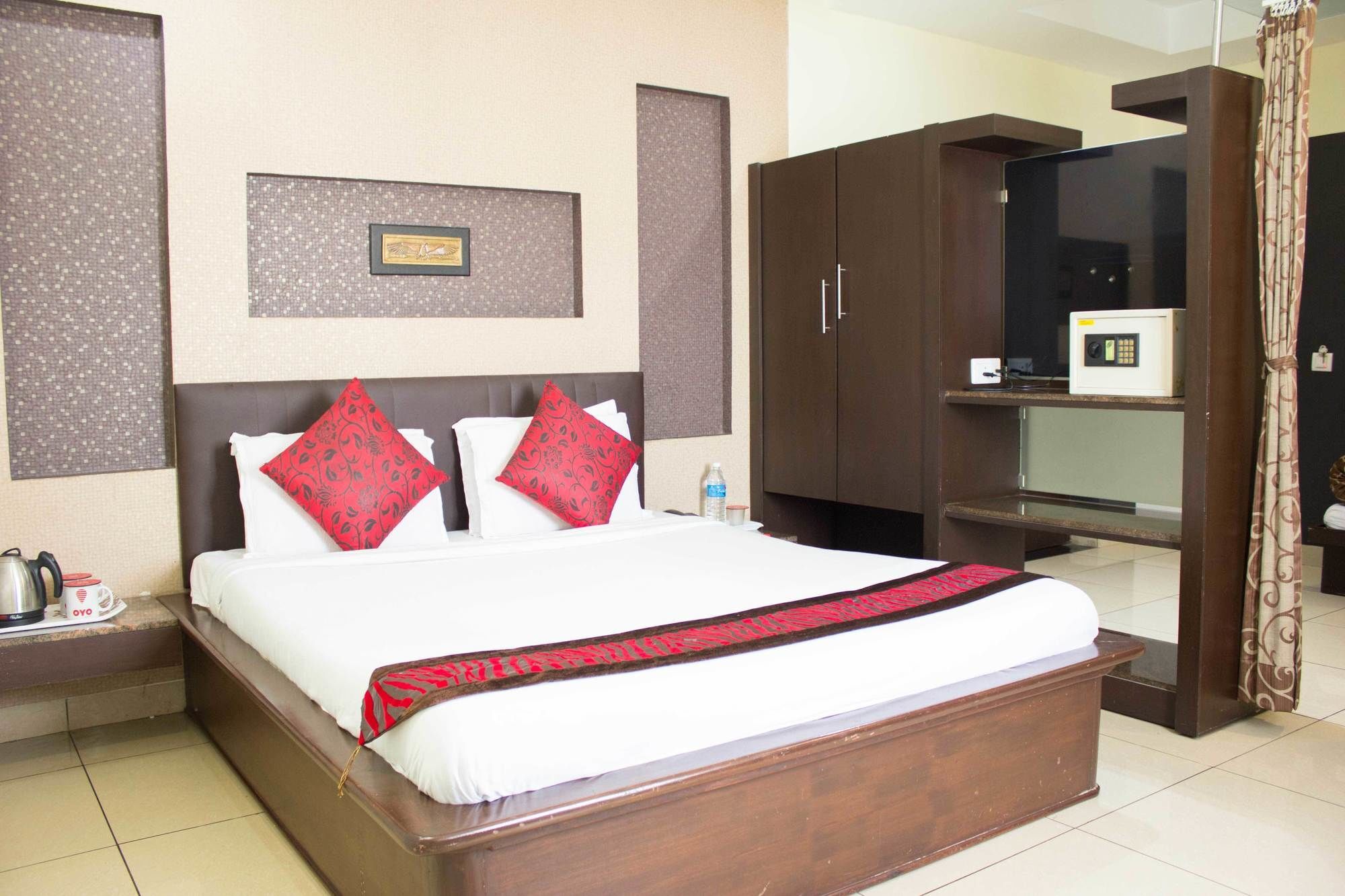 Oyo 4895 Abi Krishna Hotel Puducherry Buitenkant foto