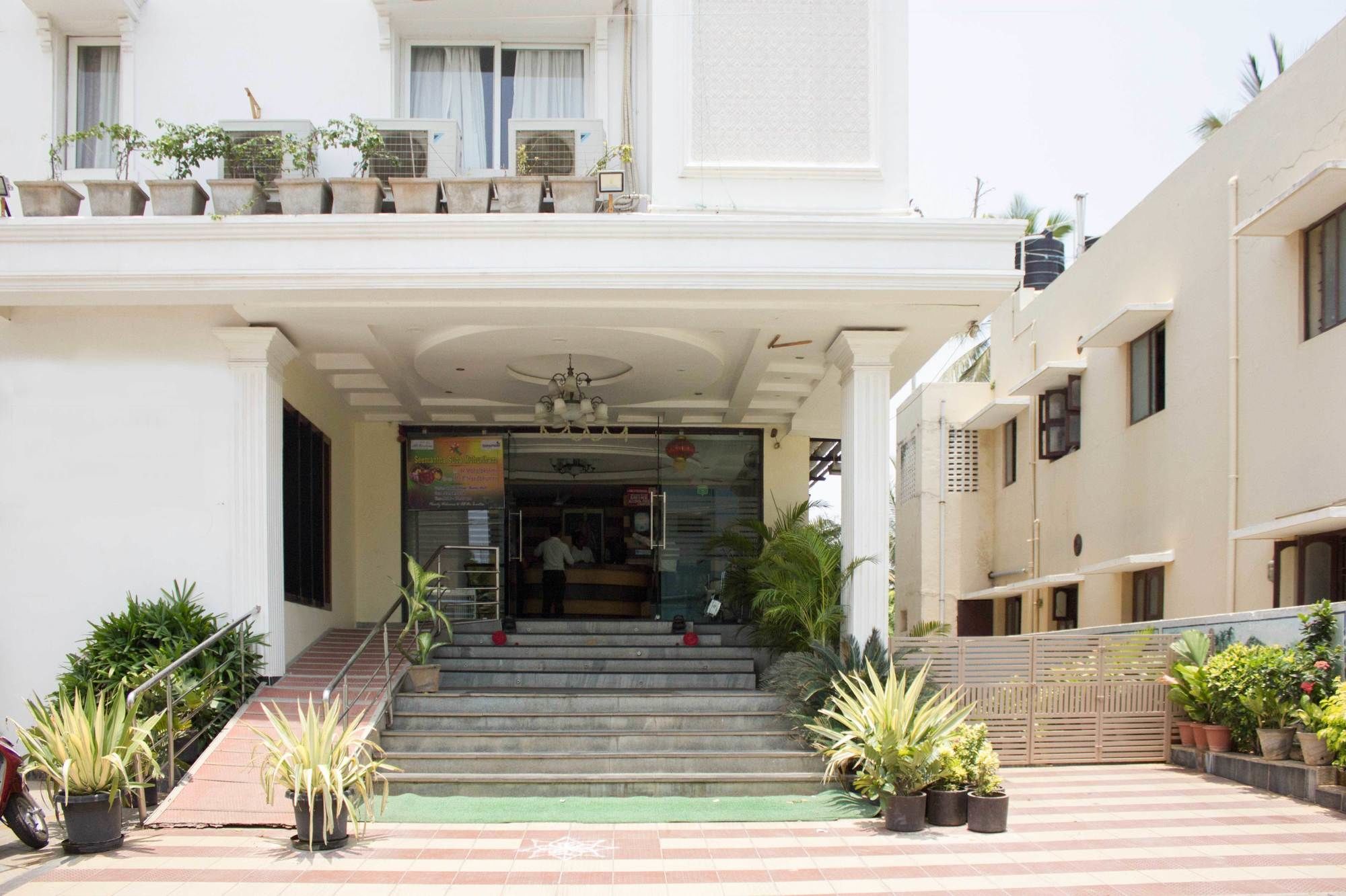 Oyo 4895 Abi Krishna Hotel Puducherry Buitenkant foto