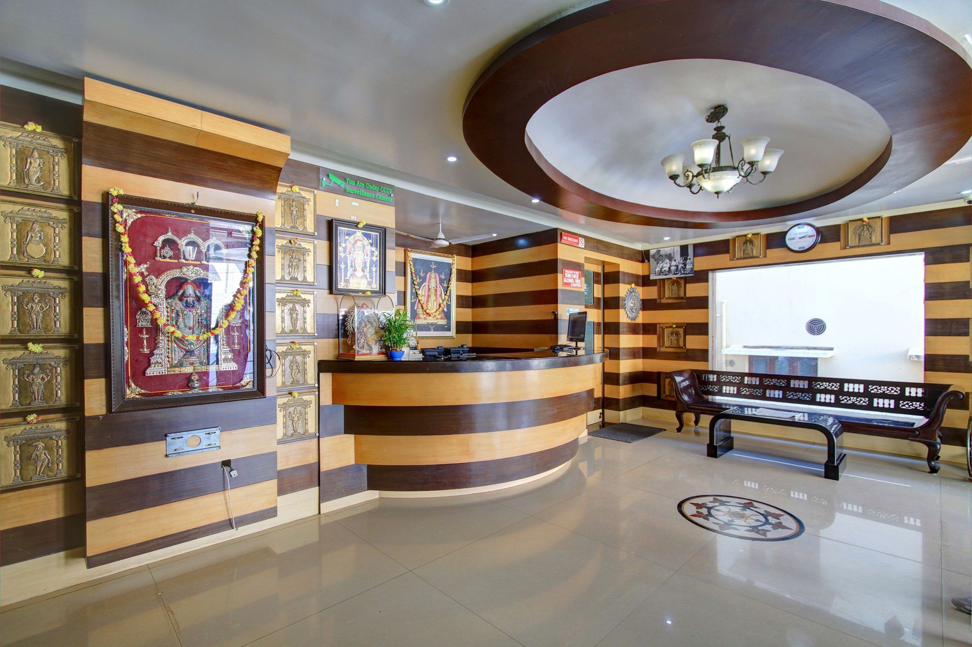 Oyo 4895 Abi Krishna Hotel Puducherry Buitenkant foto