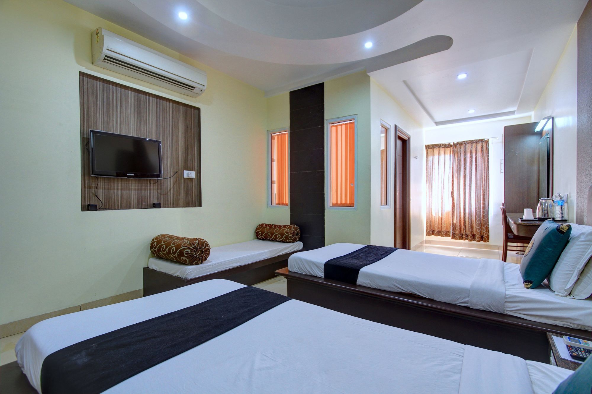 Oyo 4895 Abi Krishna Hotel Puducherry Buitenkant foto