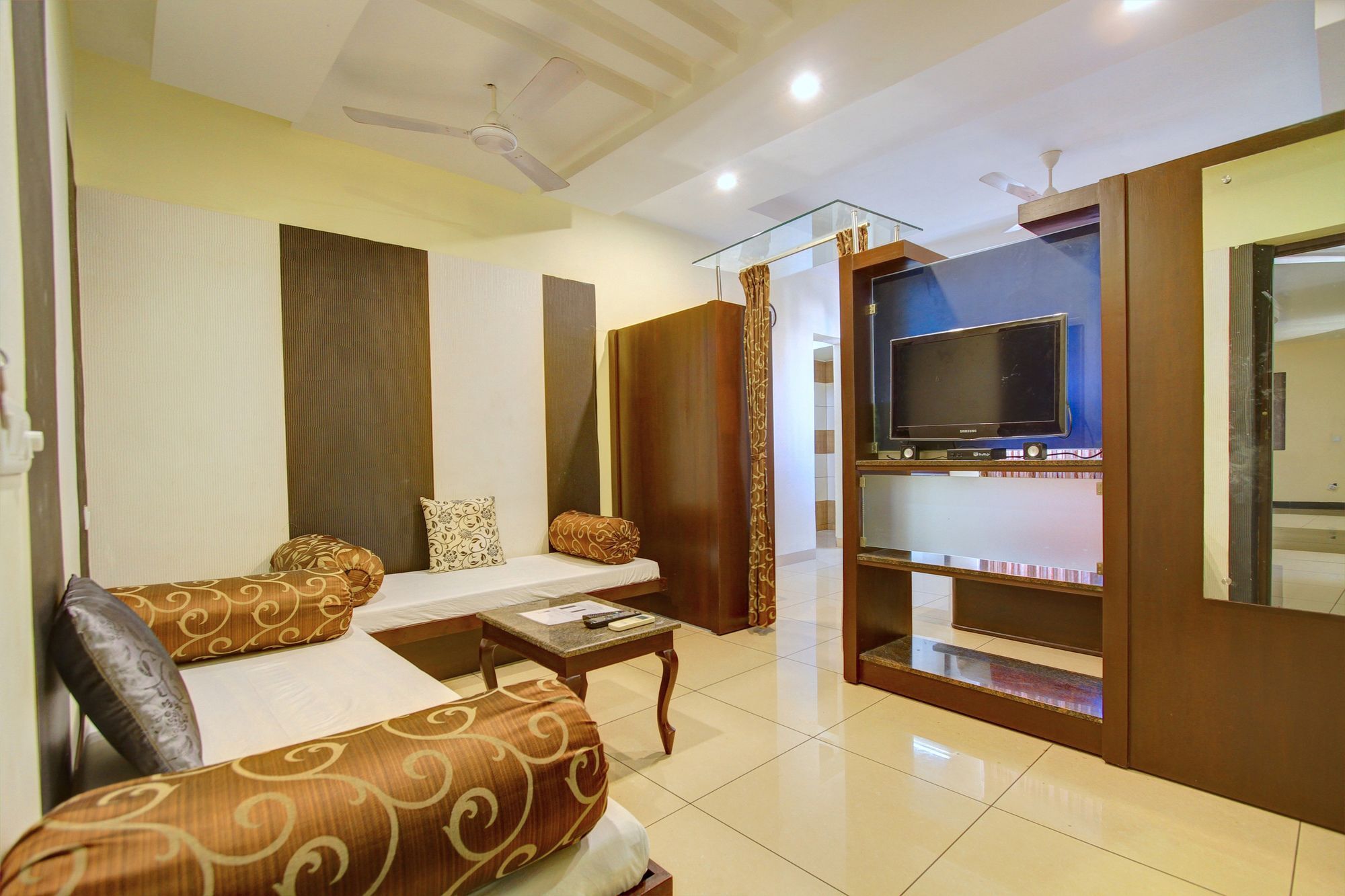 Oyo 4895 Abi Krishna Hotel Puducherry Buitenkant foto