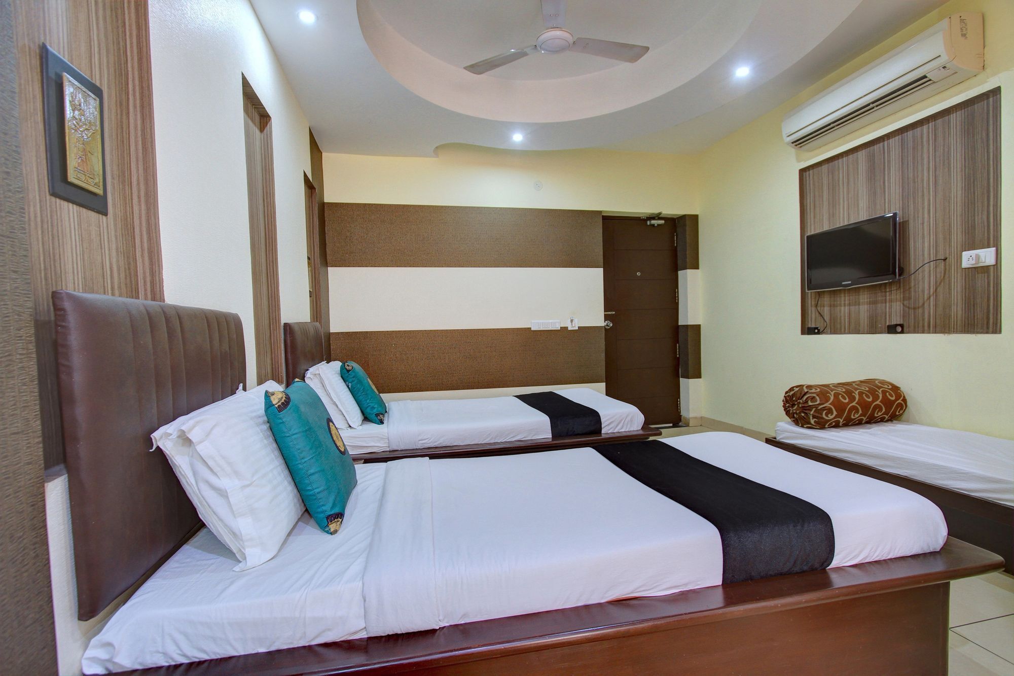 Oyo 4895 Abi Krishna Hotel Puducherry Buitenkant foto