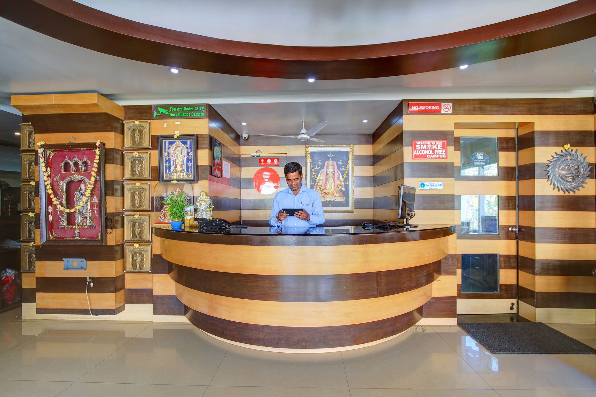 Oyo 4895 Abi Krishna Hotel Puducherry Buitenkant foto